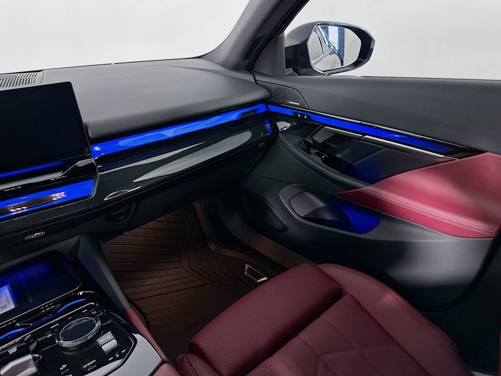 Used 2026 BMW 550e xDrive w/ Premium Package image 30