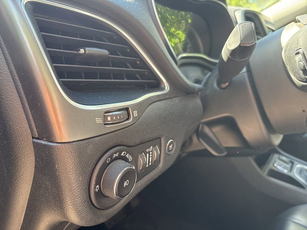 Used 2019 Jeep Cherokee Latitude Plus w/ Comfort/Convenience Group FWD image 16