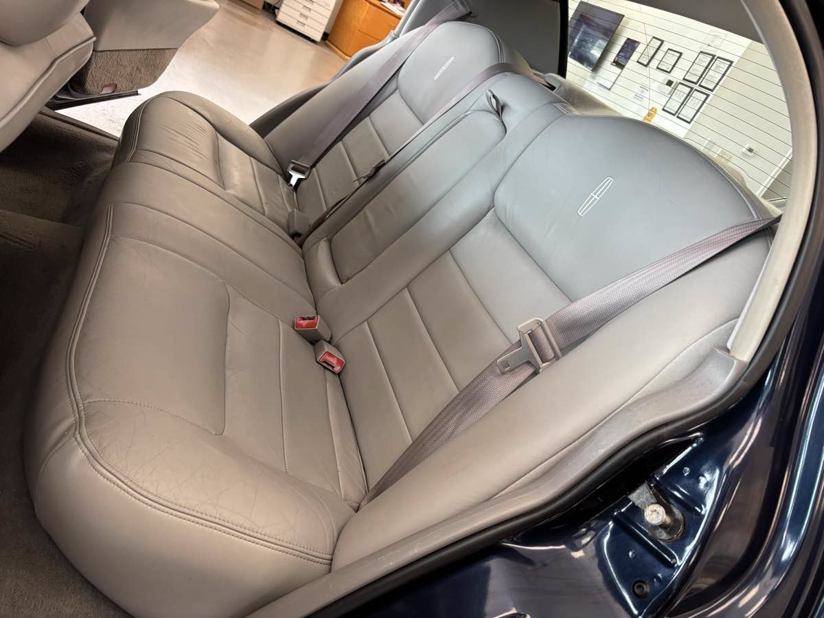 Used 2001 Lincoln Town Car Signature RWD image 21