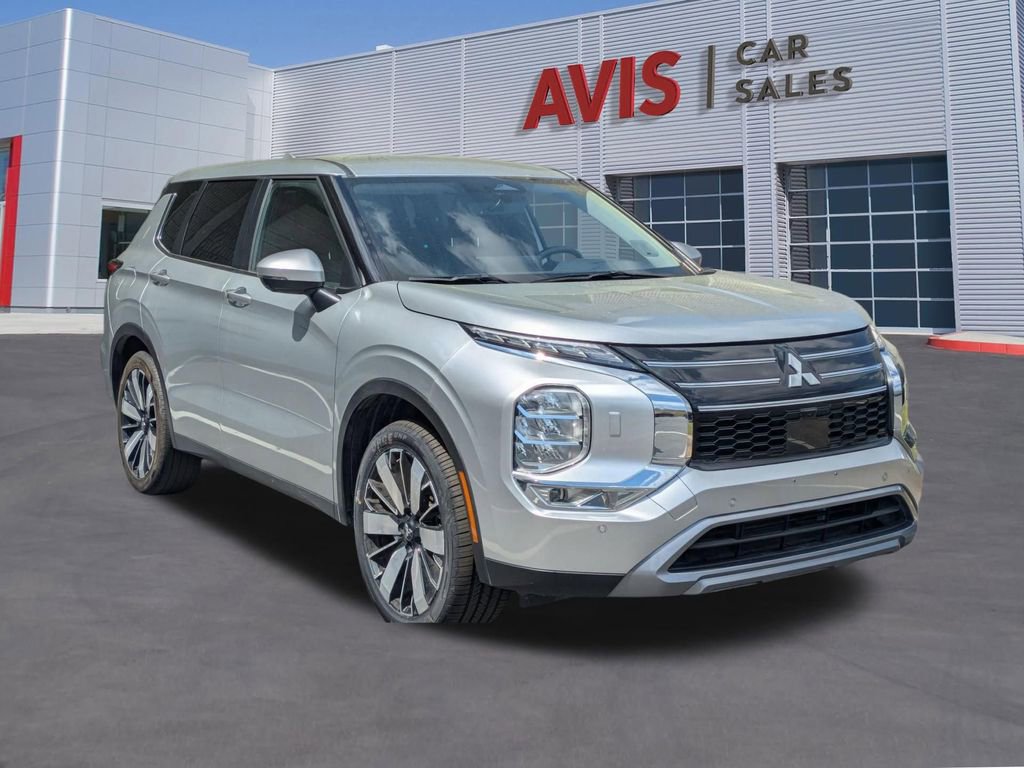 Used 2025 Mitsubishi Outlander SE AWD/4WD image 3