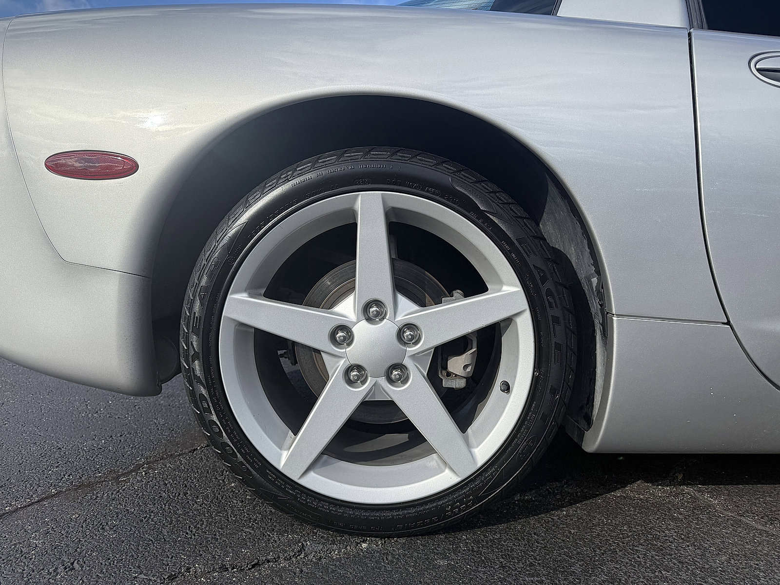 Used 2004 Chevrolet Corvette Coupe image 12