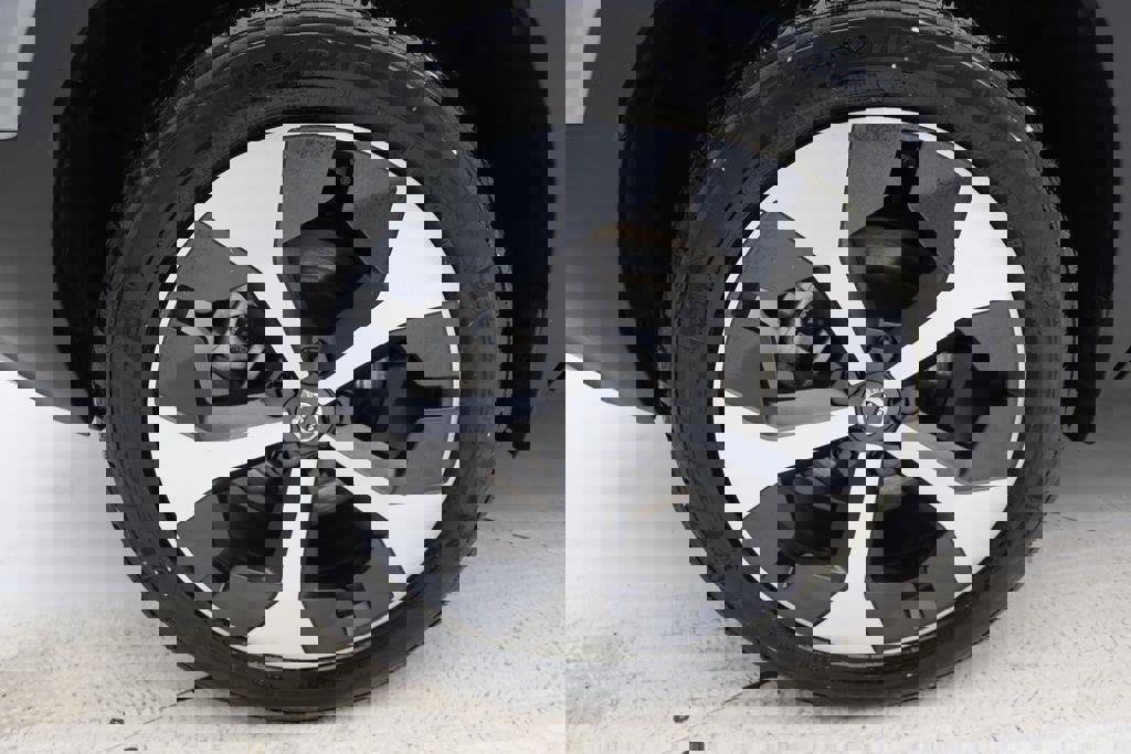 Used 2025 Volvo XC40 B5 Plus image 13