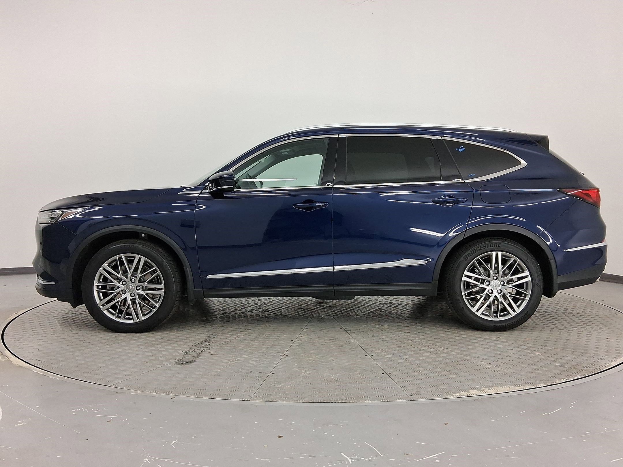 Used 2023 Acura MDX SH-AWD w/ Advance Package image 2