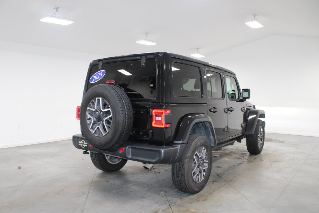 Used 2025 Jeep Wrangler Unlimited Sahara AWD/4WD image 9