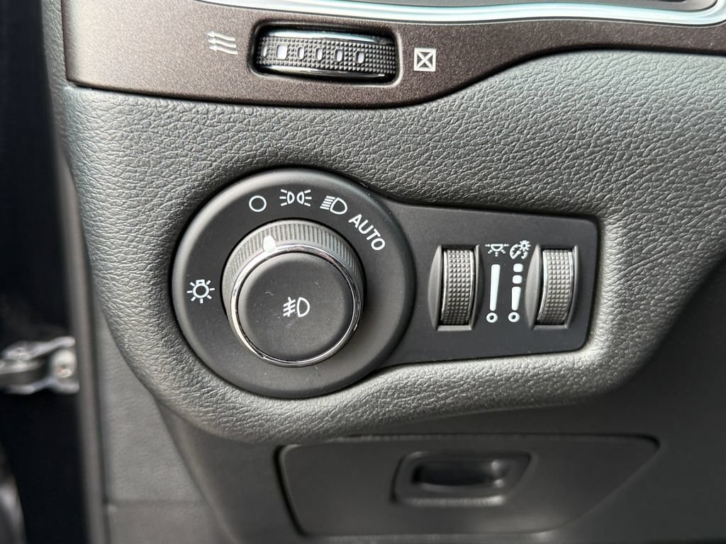 Used 2022 Jeep Cherokee Trailhawk AWD/4WD image 22