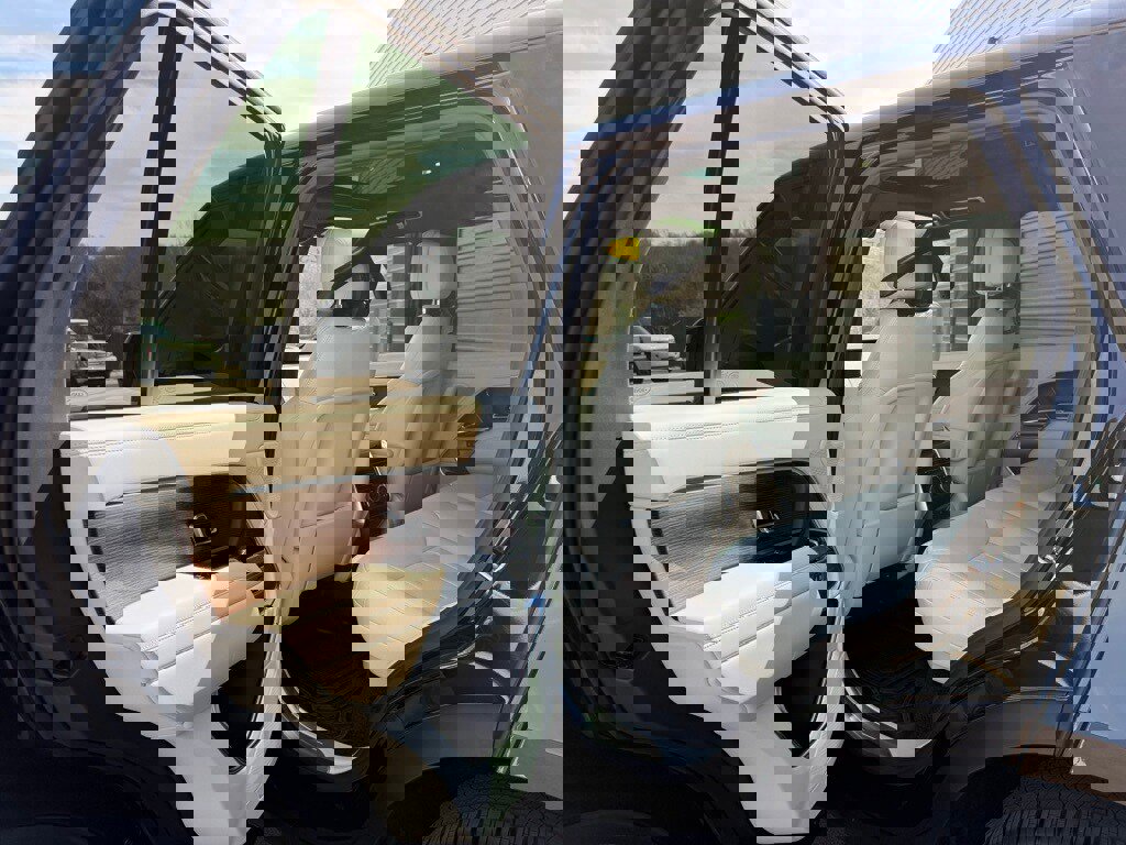 Used 2025 Land Rover Range Rover SE image 15