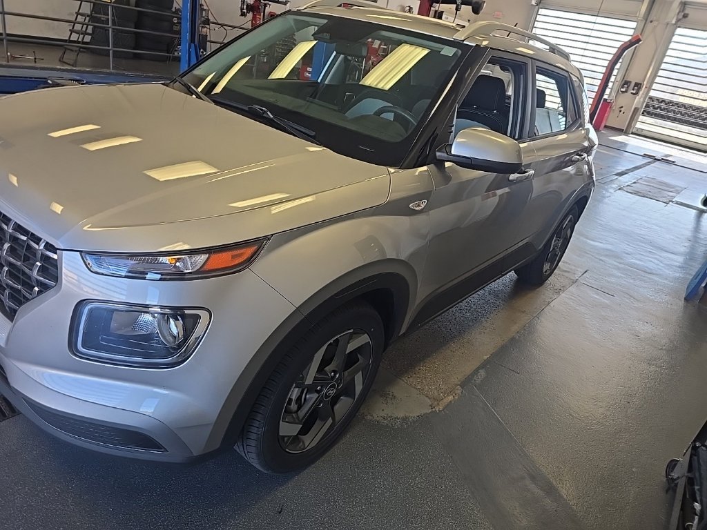 Used 2024 Hyundai Venue SEL FWD image 2