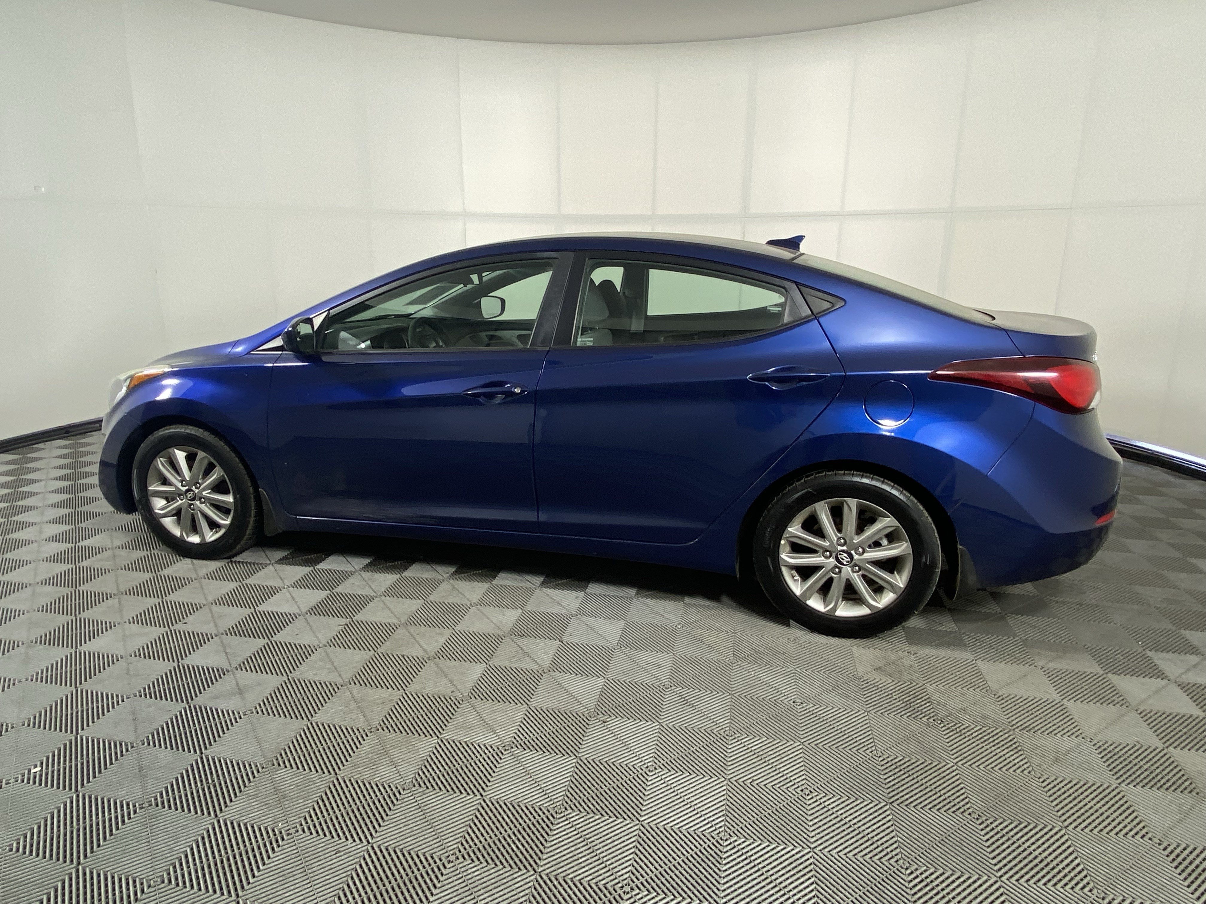 Used 2016 Hyundai Elantra SE w/ Option Group 02 FWD image 2