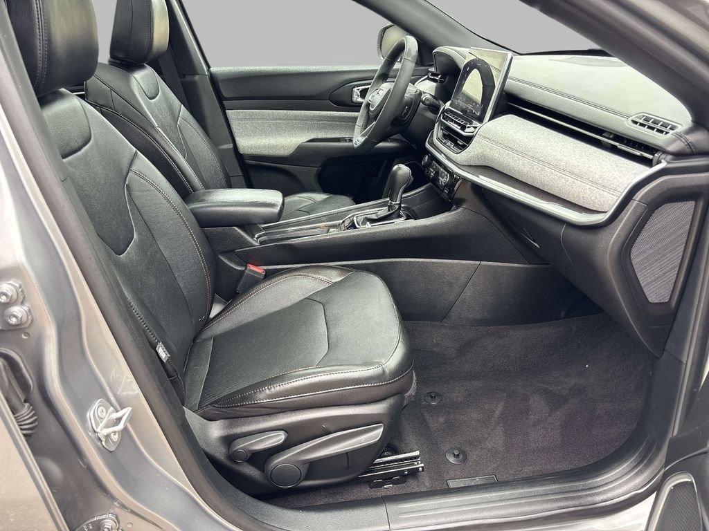 Used 2023 Jeep Compass Latitude w/ Sun and Sound Group AWD/4WD image 17