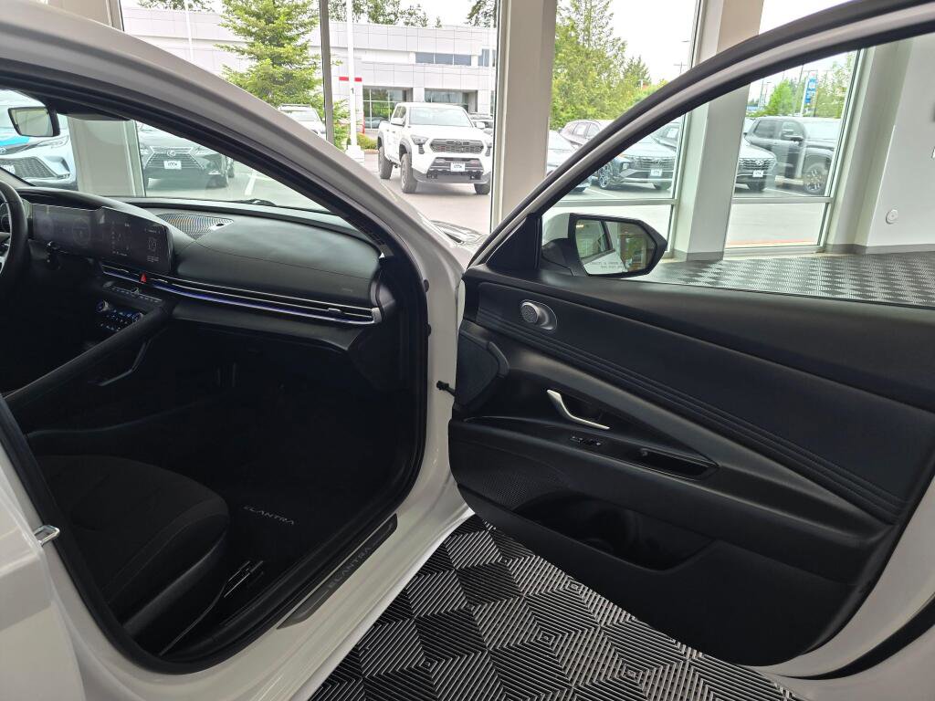 Used 2025 Hyundai Elantra SEL FWD image 42
