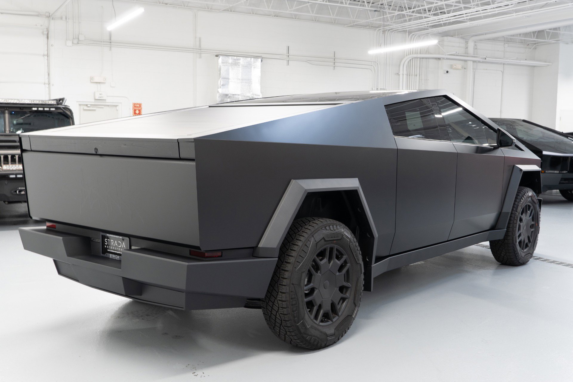 Used 2024 Tesla Cybertruck AWD Crew Cab image 8
