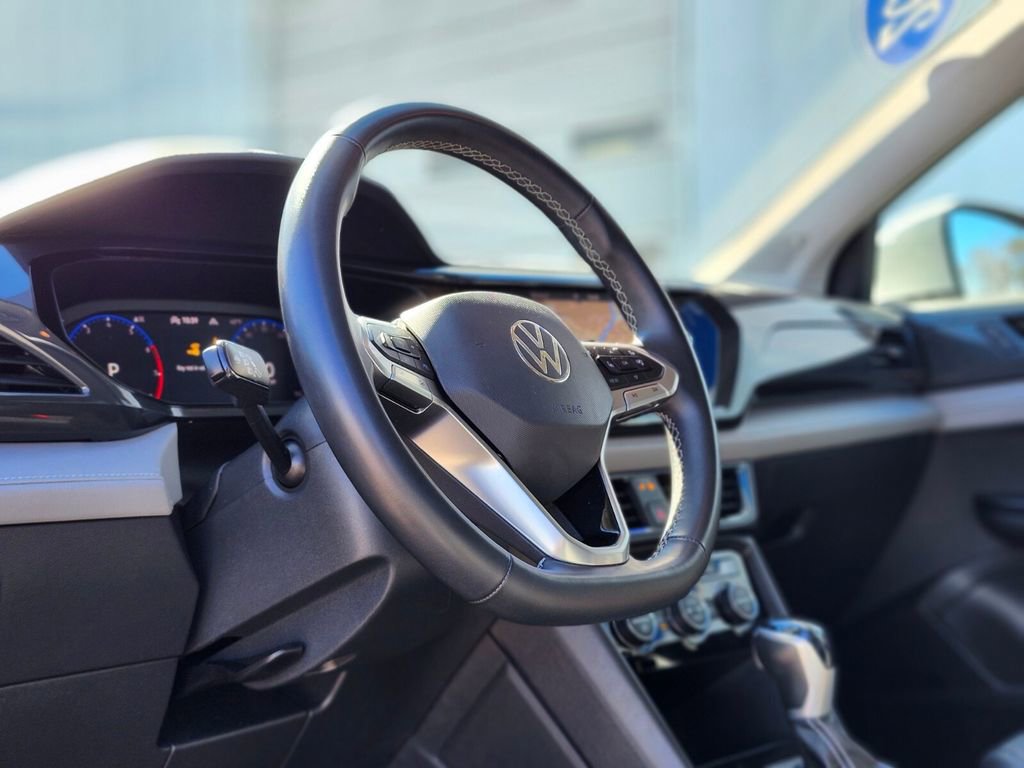 Used 2022 Volkswagen Taos SEL image 17