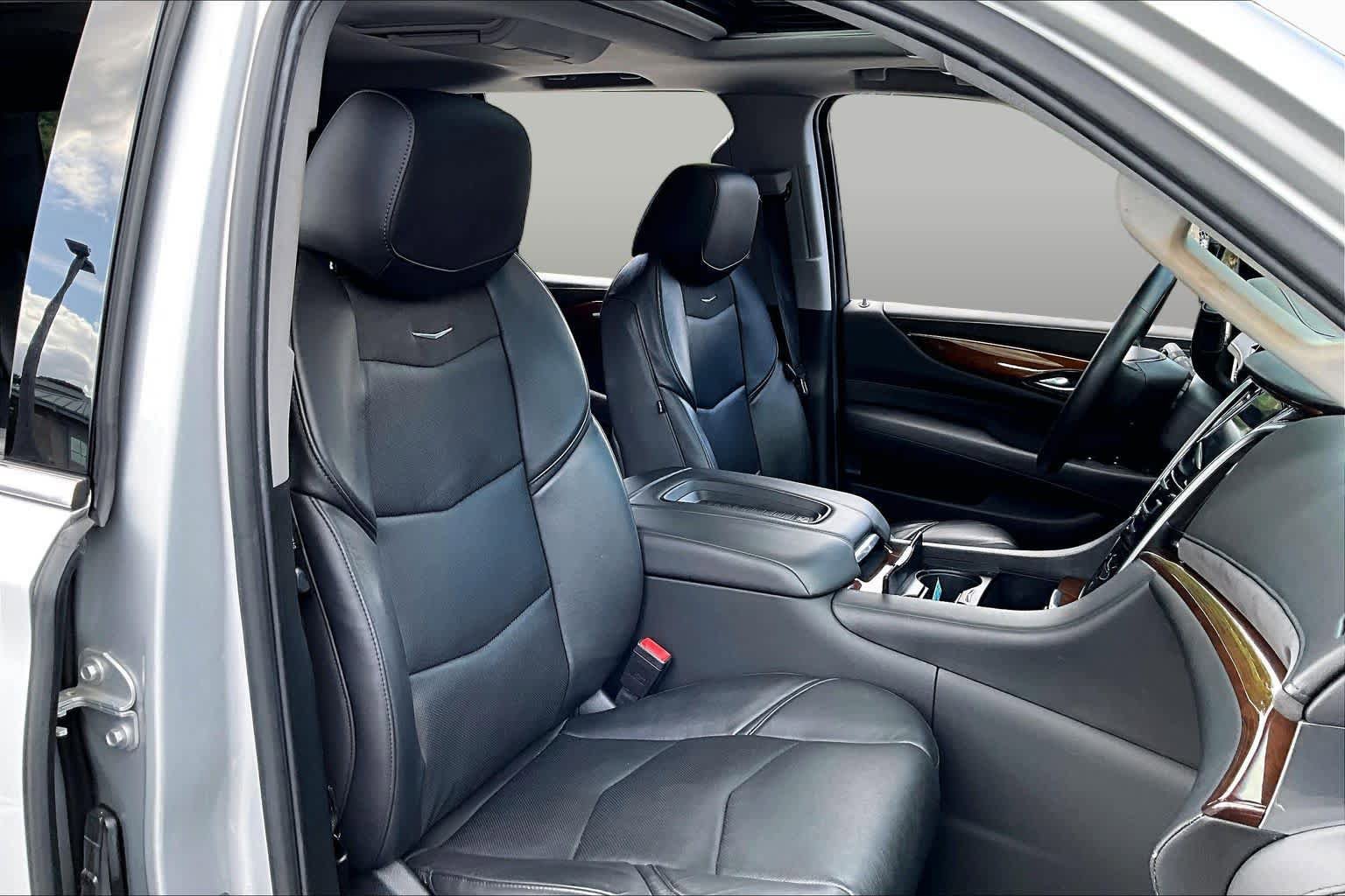 Used 2019 Cadillac Escalade ESV Luxury AWD/4WD image 9
