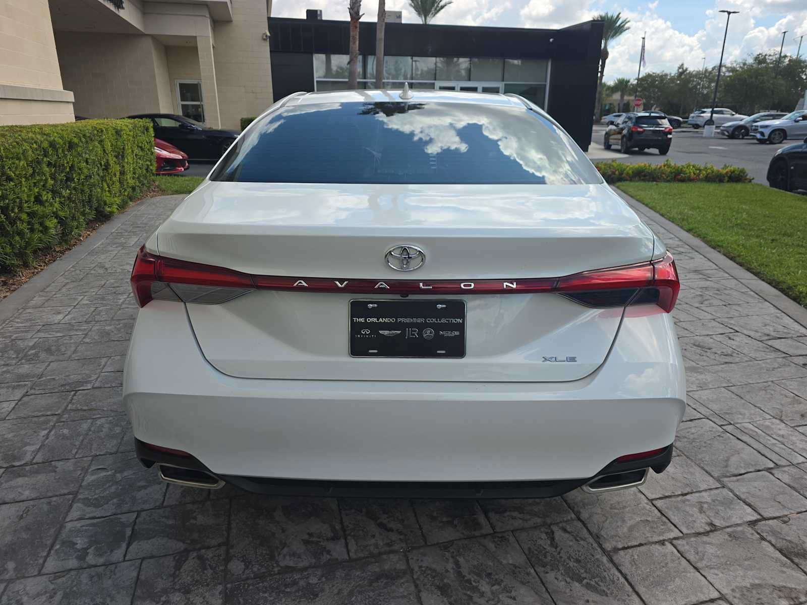 Used 2022 Toyota Avalon XLE w/ Moonroof Package FWD image 5