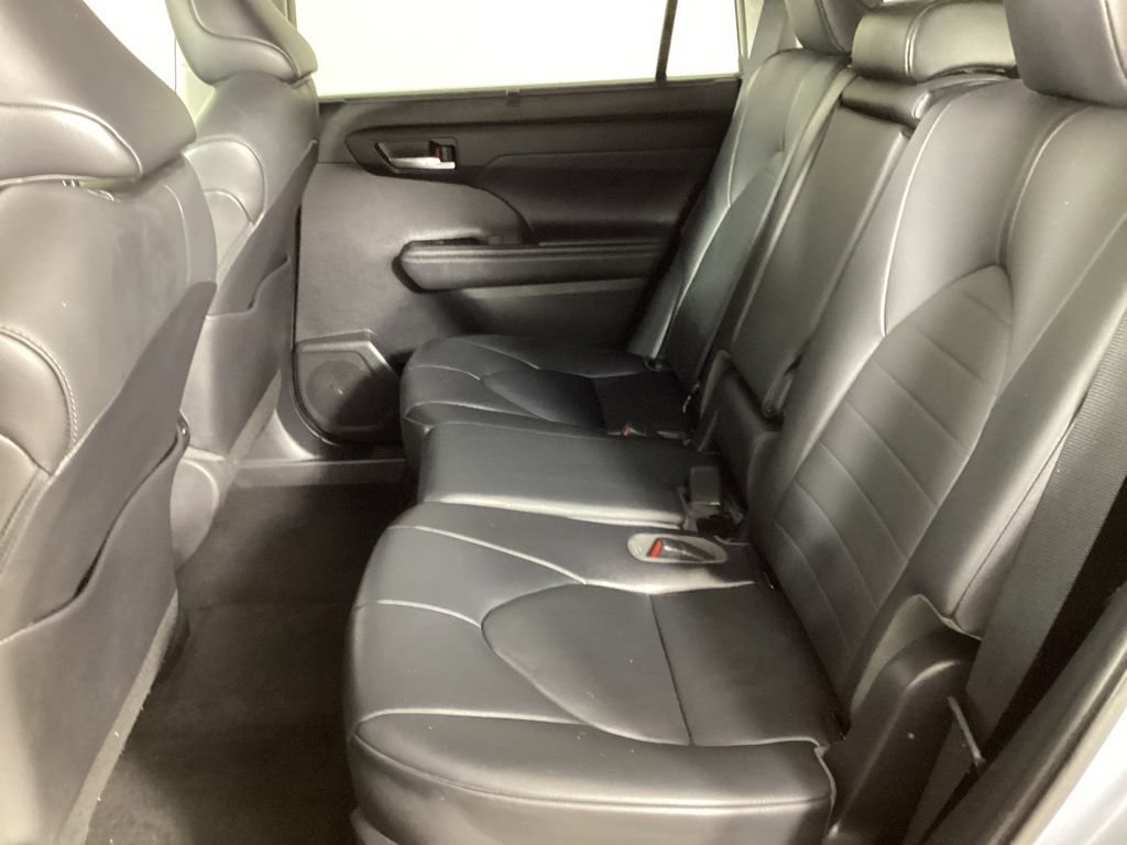 Used 2021 Toyota Highlander XLE AWD/4WD image 21