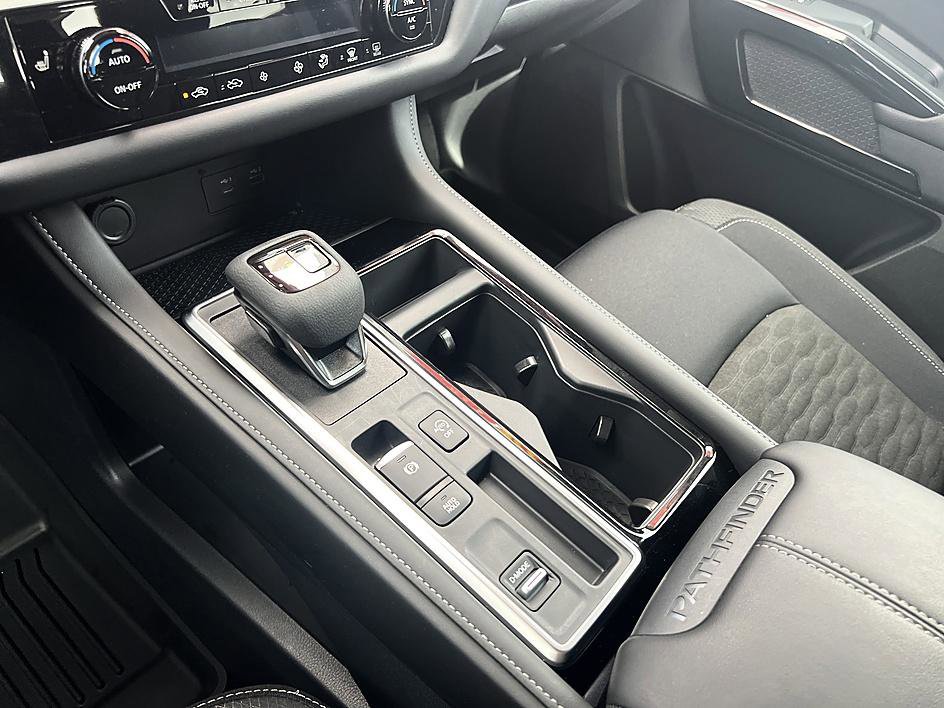 Certified 2025 Nissan Pathfinder SV image 26