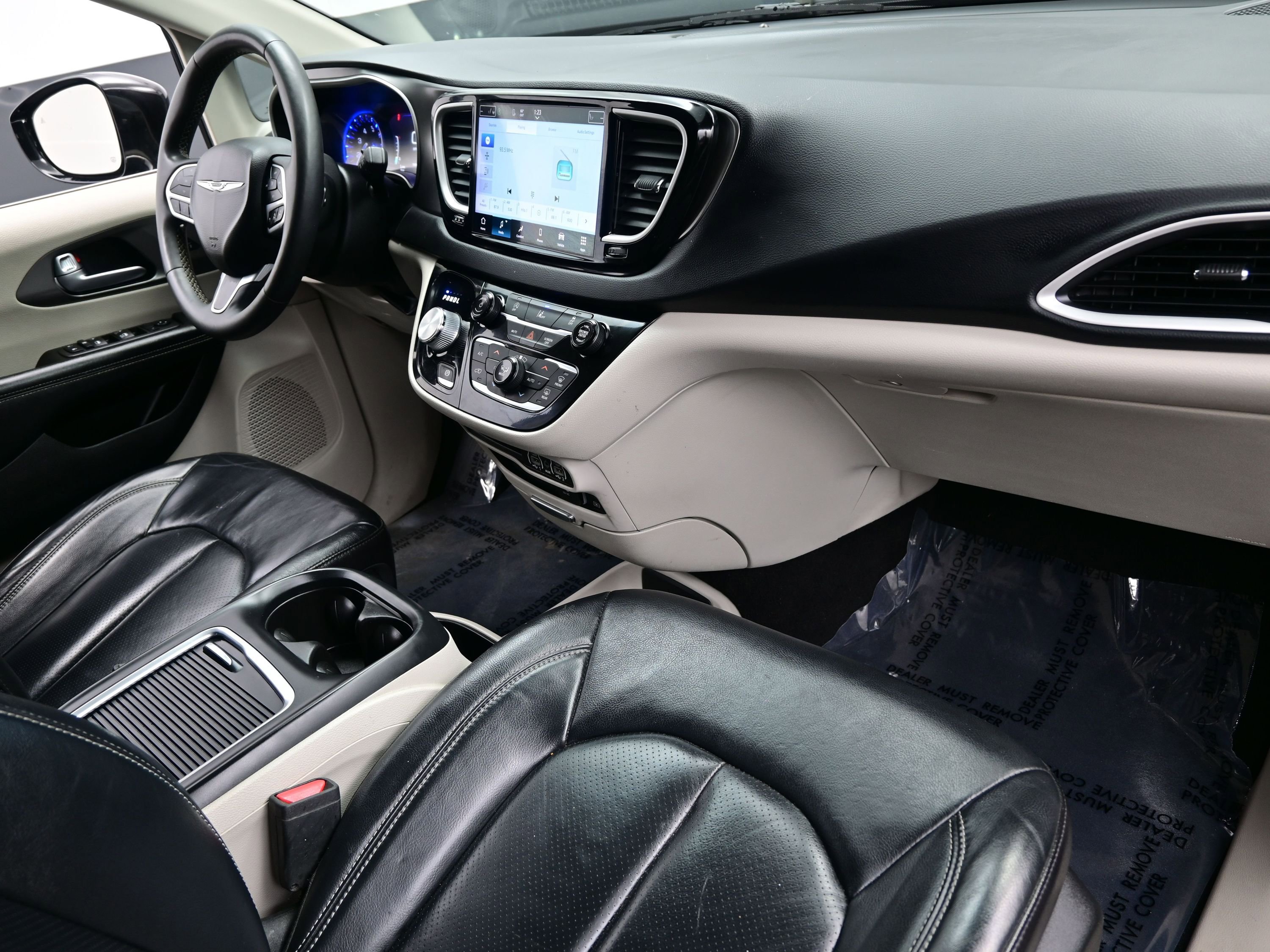 Used 2022 Chrysler Pacifica Touring-L image 15