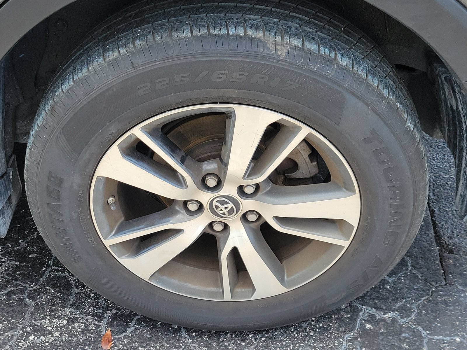 Used 2018 Toyota RAV4 XLE FWD image 5