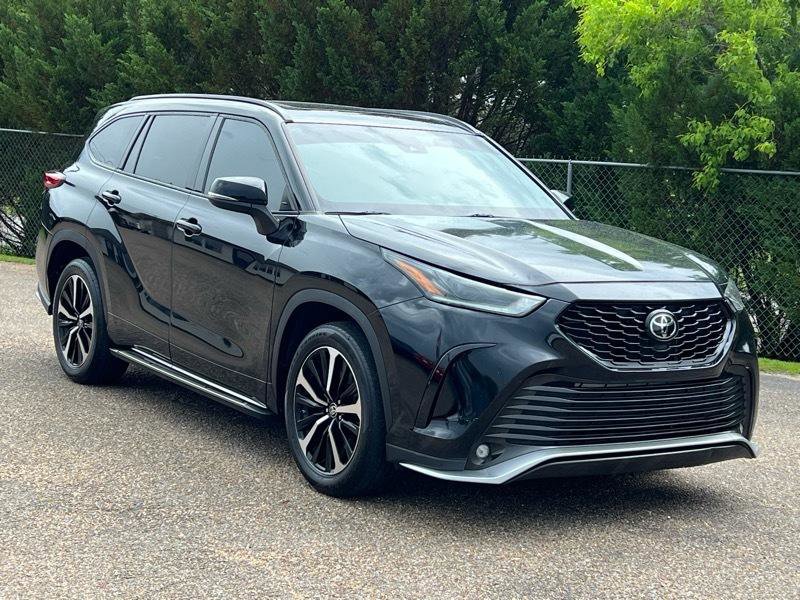 Used 2022 Toyota Highlander XSE FWD image 4