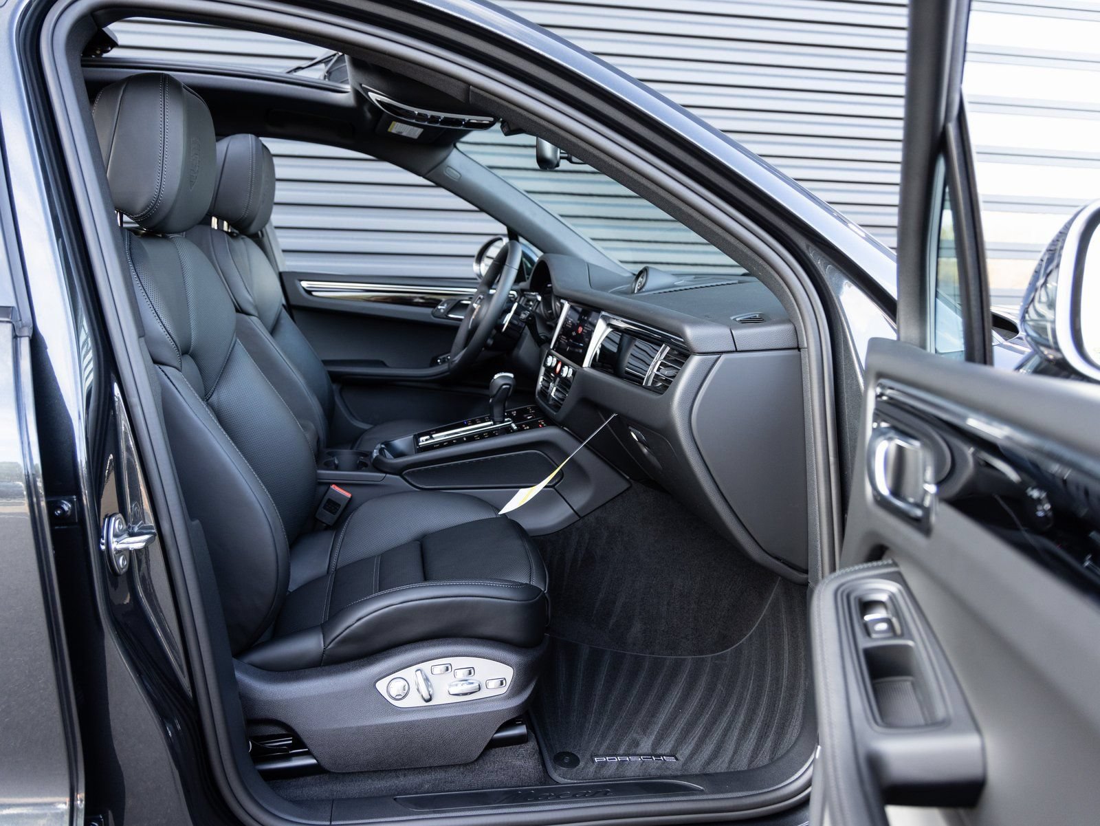 New 2026 Porsche Macan AWD/4WD image 32