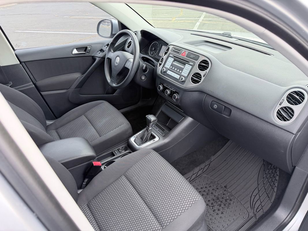Used 2010 Volkswagen Tiguan S image 11