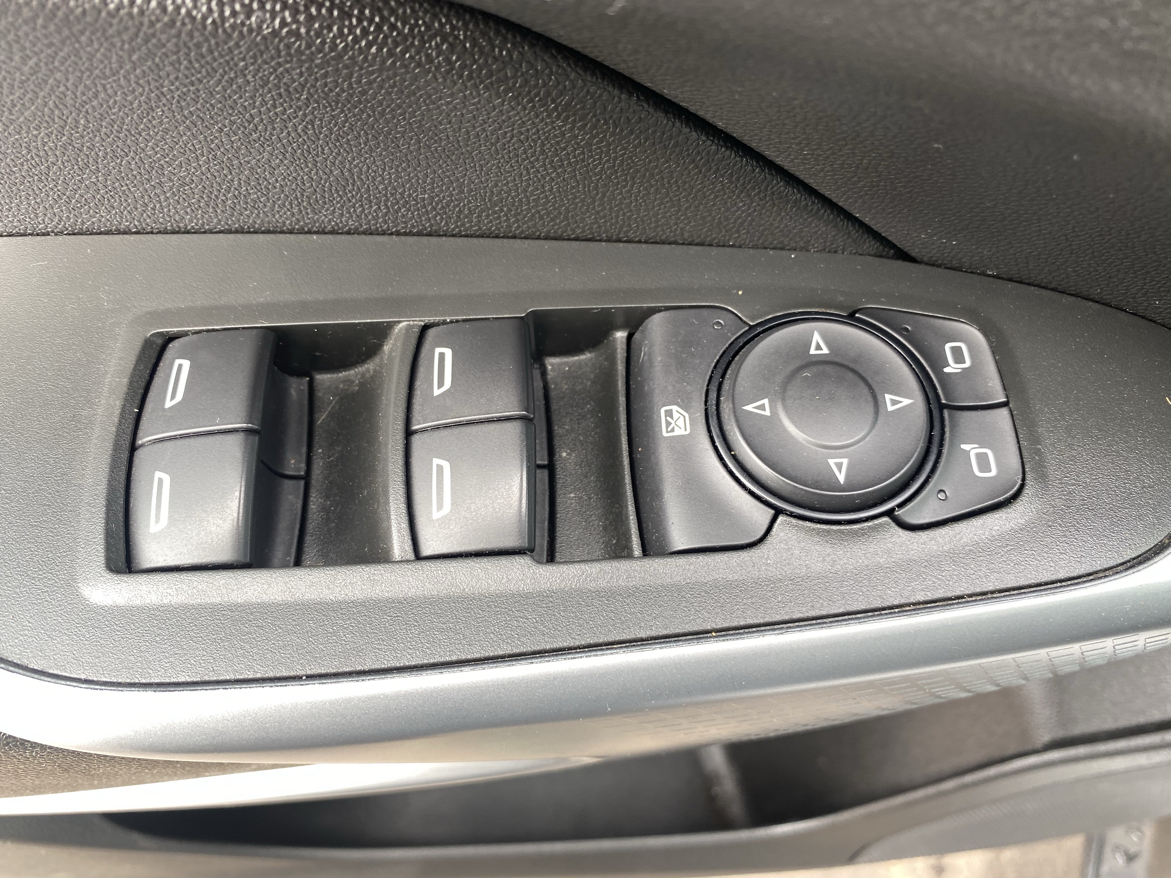Used 2024 Chevrolet Trax RS w/ Driver Confidence Package FWD image 19