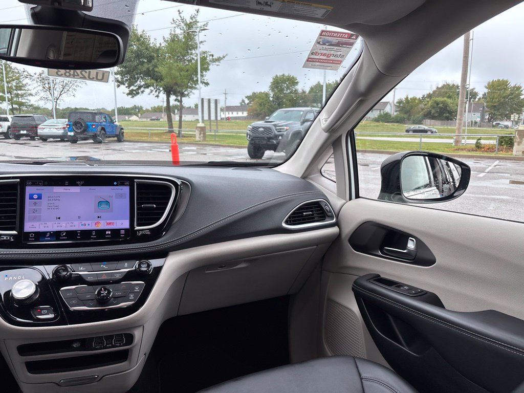 Used 2024 Chrysler Pacifica Limited FWD image 22