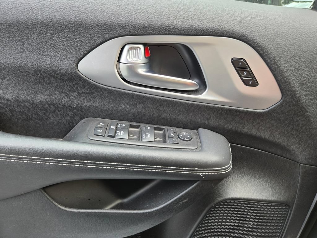 Used 2025 Chrysler Pacifica Limited FWD image 23