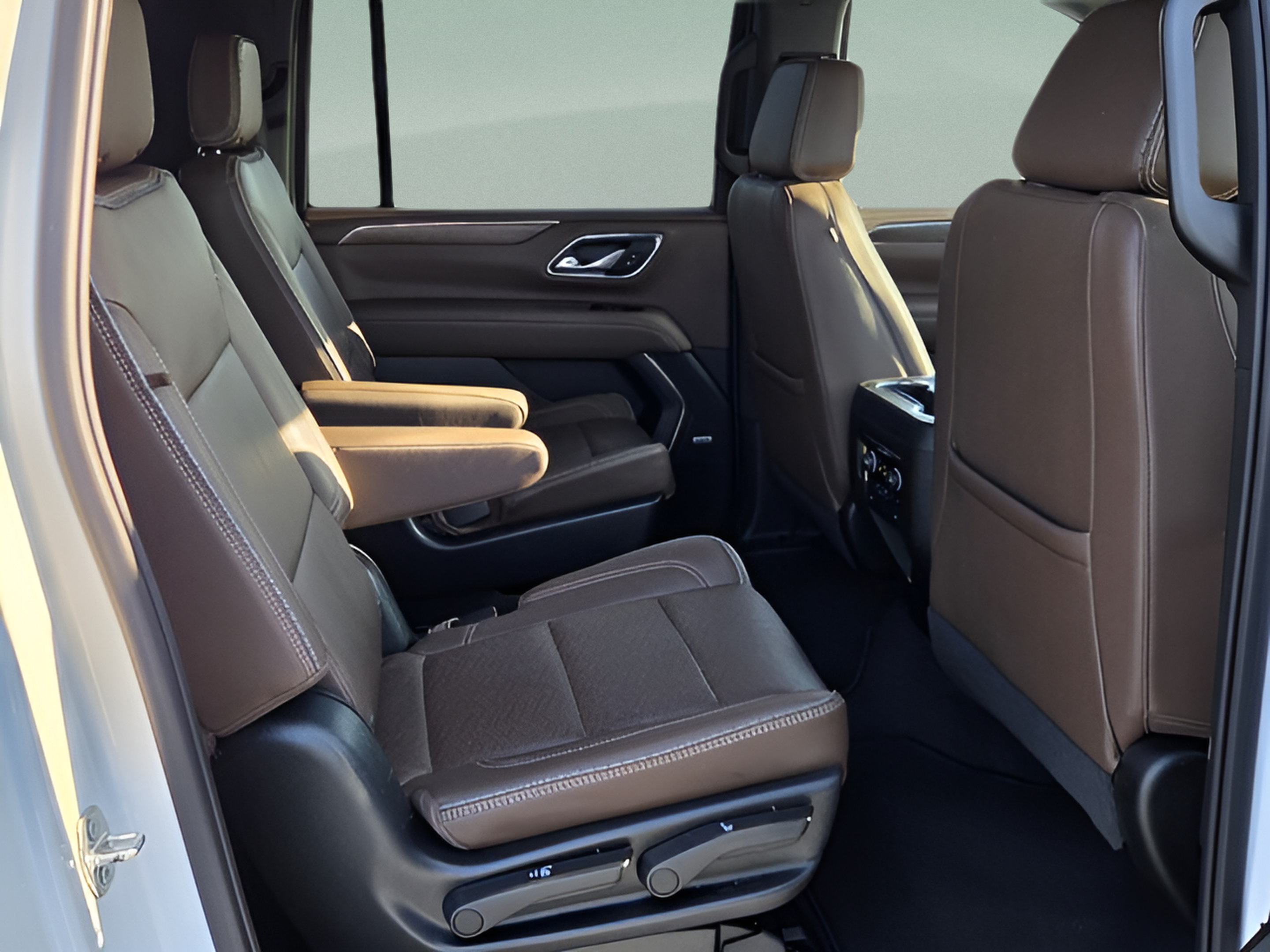 Used 2022 Chevrolet Suburban High Country RWD image 15