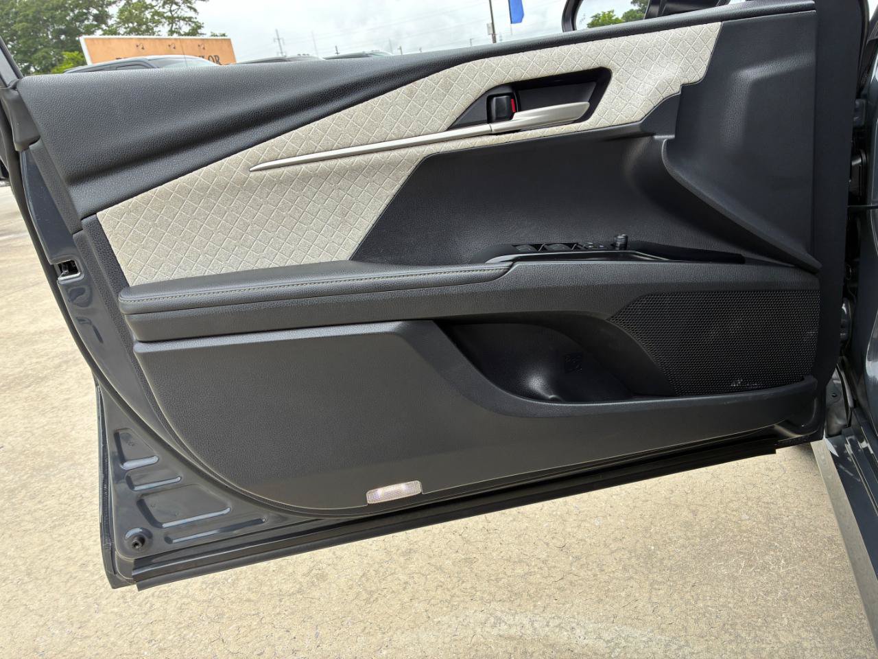 Used 2025 Toyota Camry XLE FWD image 8