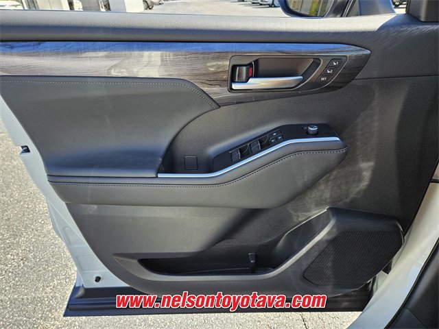 New 2026 Toyota Highlander Platinum image 14