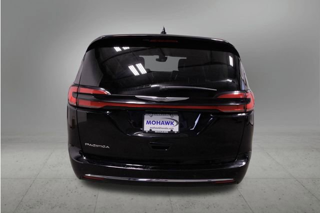 Used 2024 Chrysler Pacifica Touring-L image 4