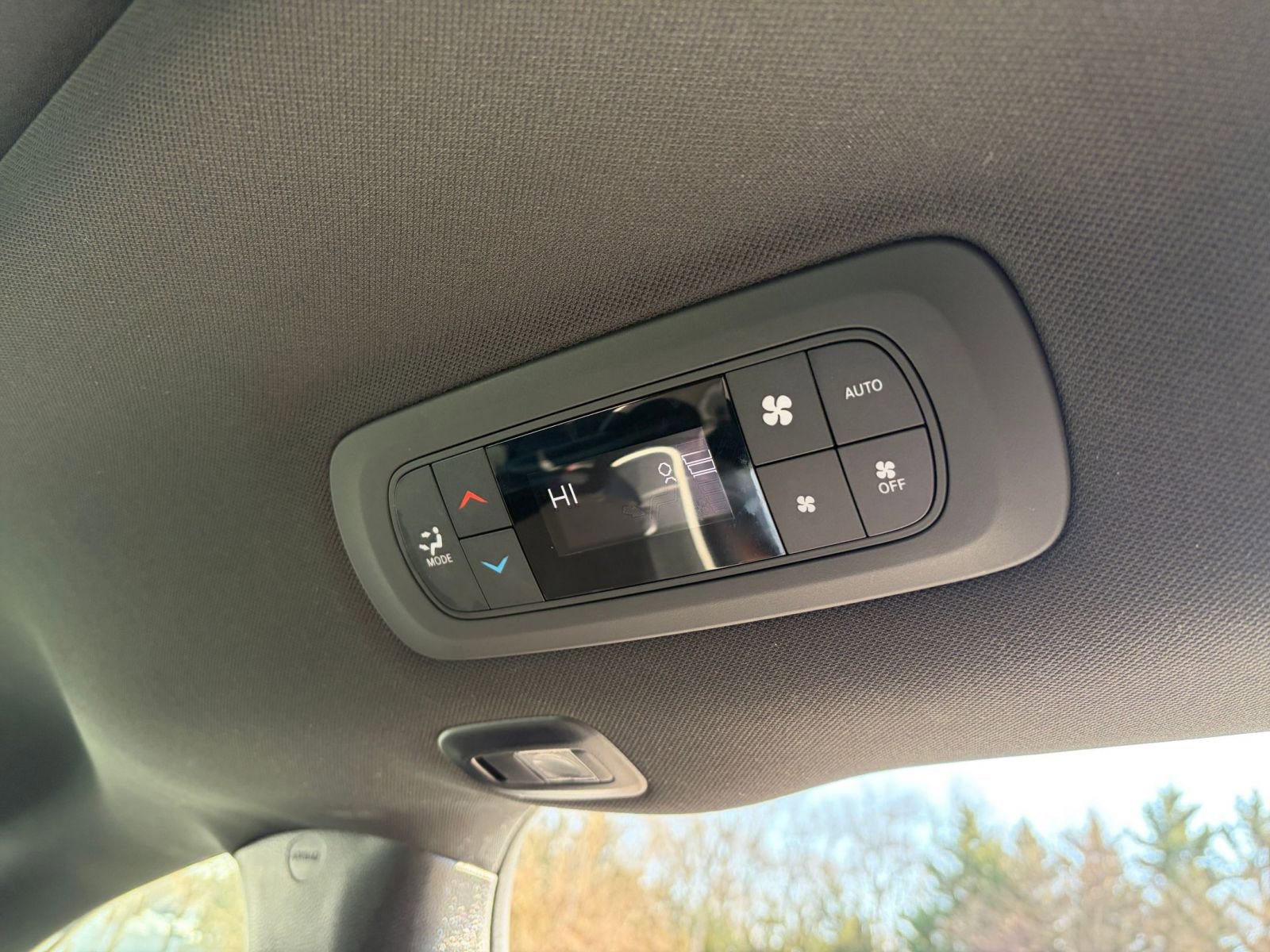 Used 2025 Chrysler Pacifica Limited image 24