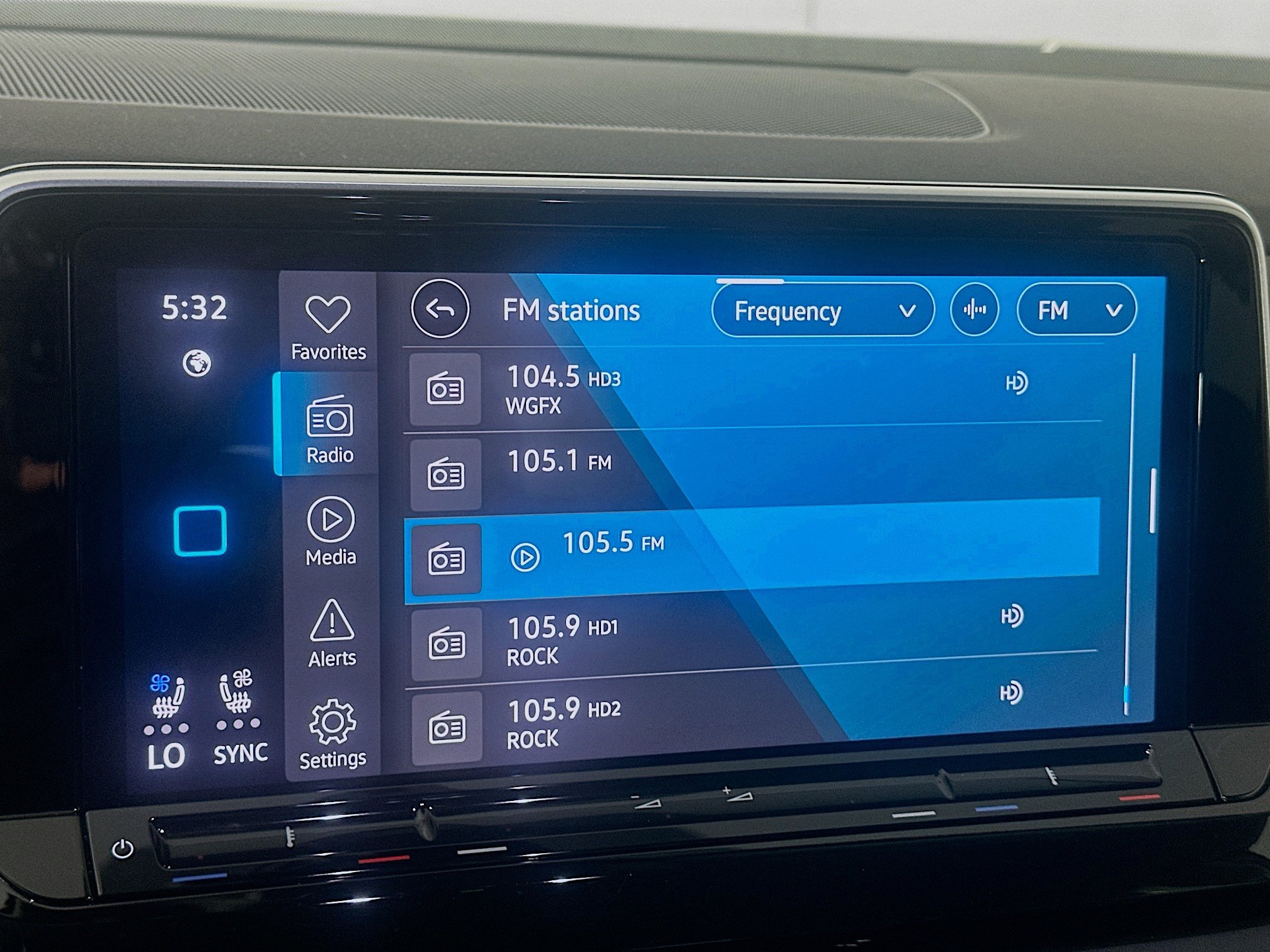 Used 2025 Volkswagen Atlas SE FWD image 21