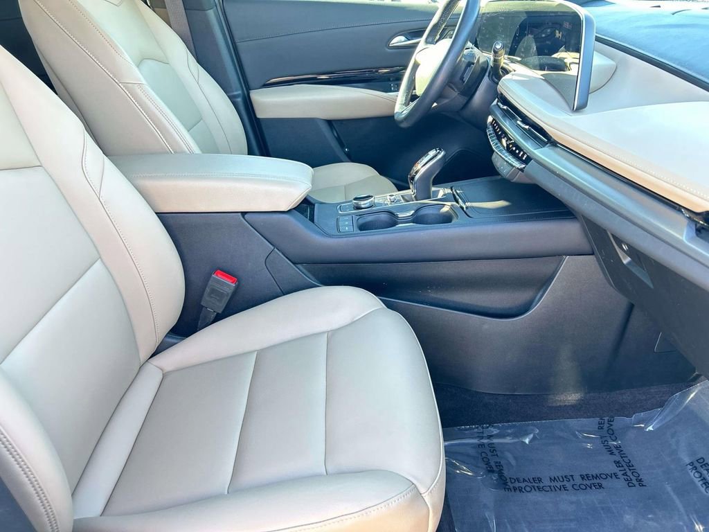 Certified 2024 Cadillac XT4 Luxury w/ Cold Weather Package image 23
