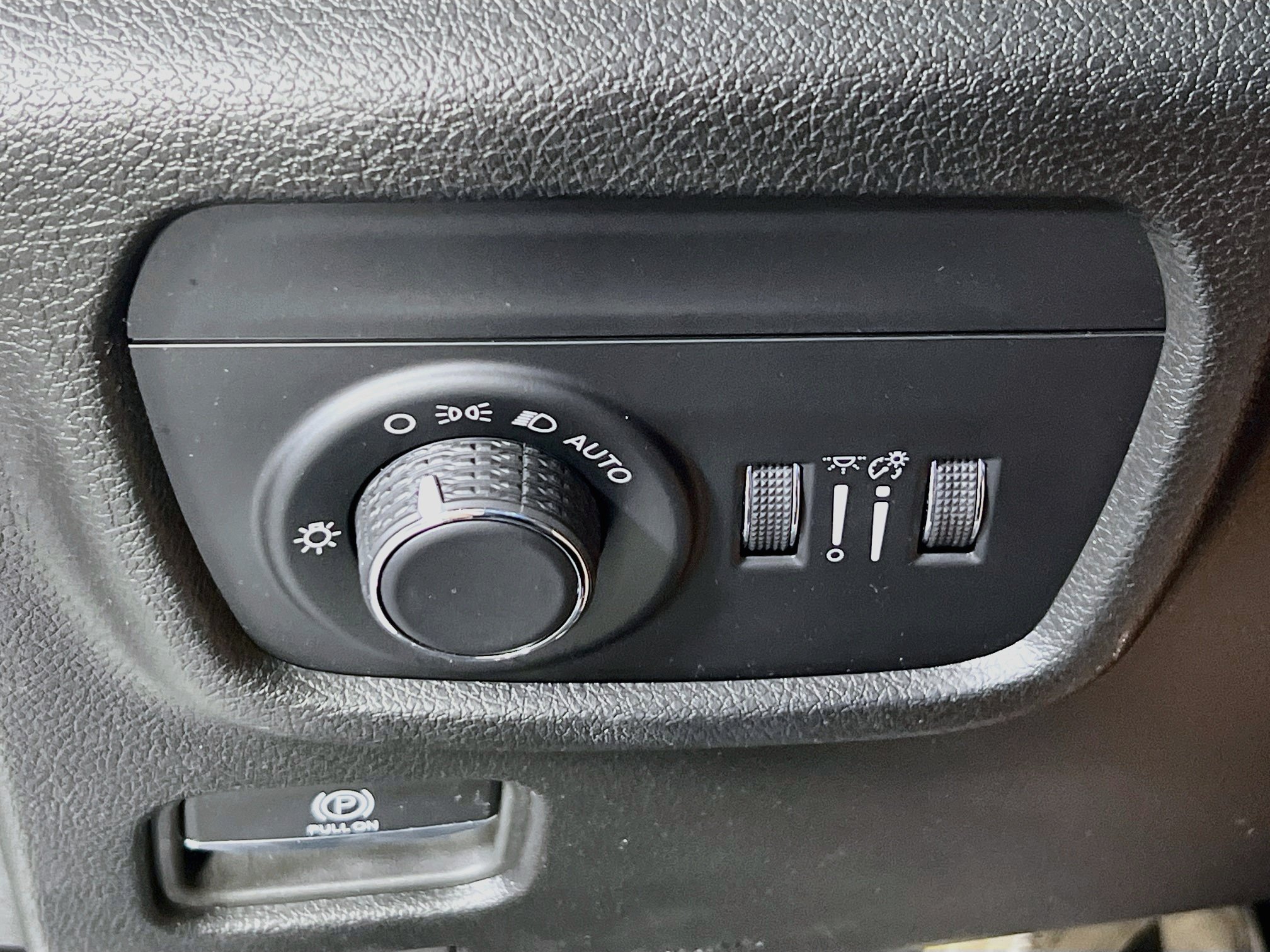 Used 2023 Jeep Grand Cherokee Laredo AWD/4WD image 10