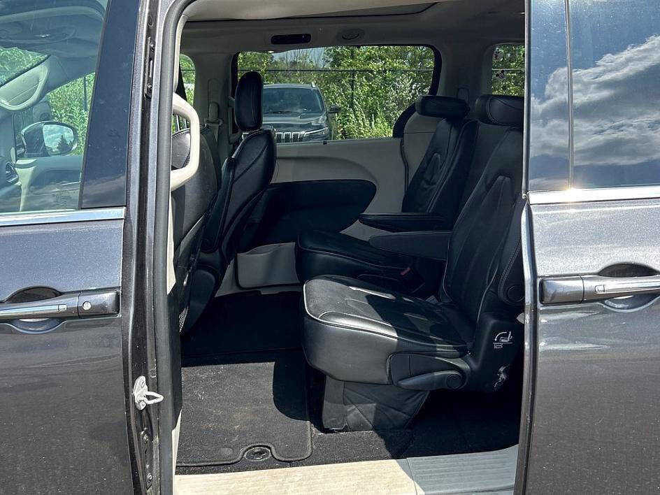 Used 2017 Chrysler Pacifica Limited image 15