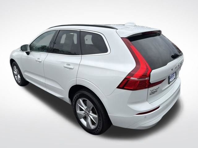 Used 2022 Volvo XC60 B5 Momentum image 3