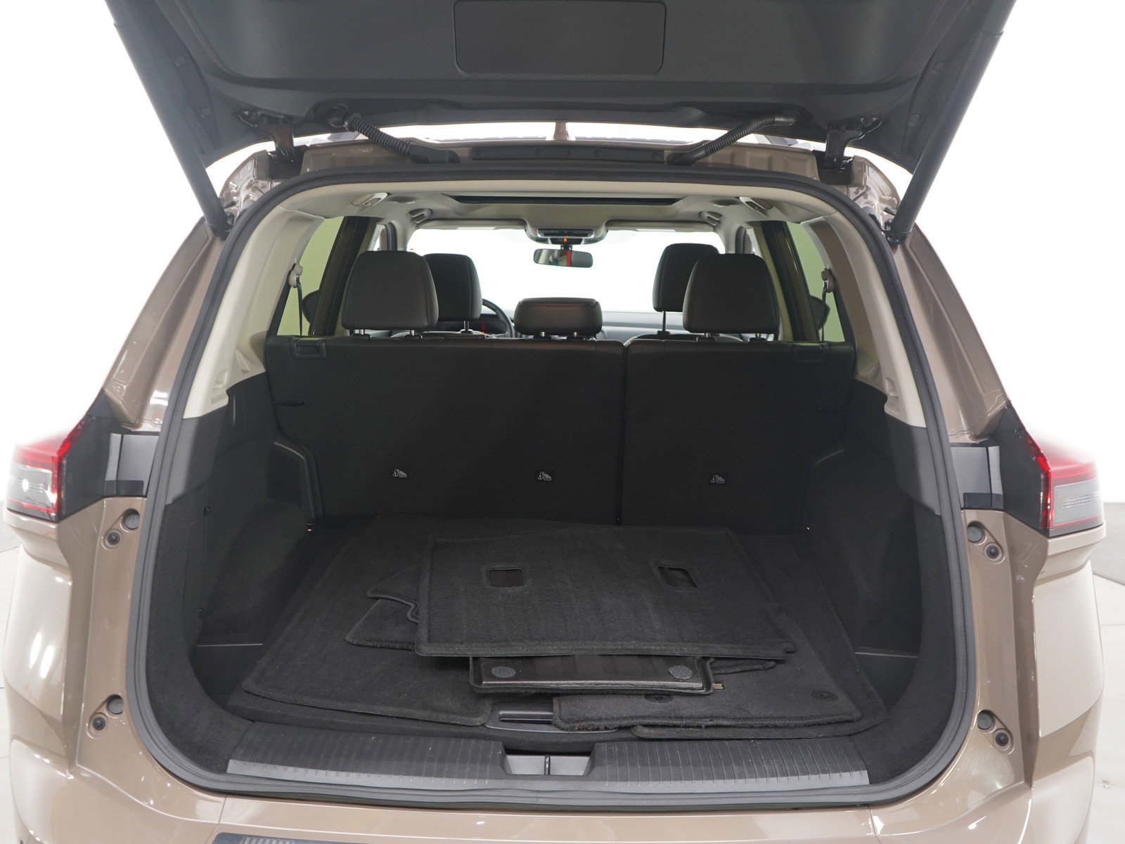 Used 2025 Nissan Rogue SV w/ SV Premium Package image 16