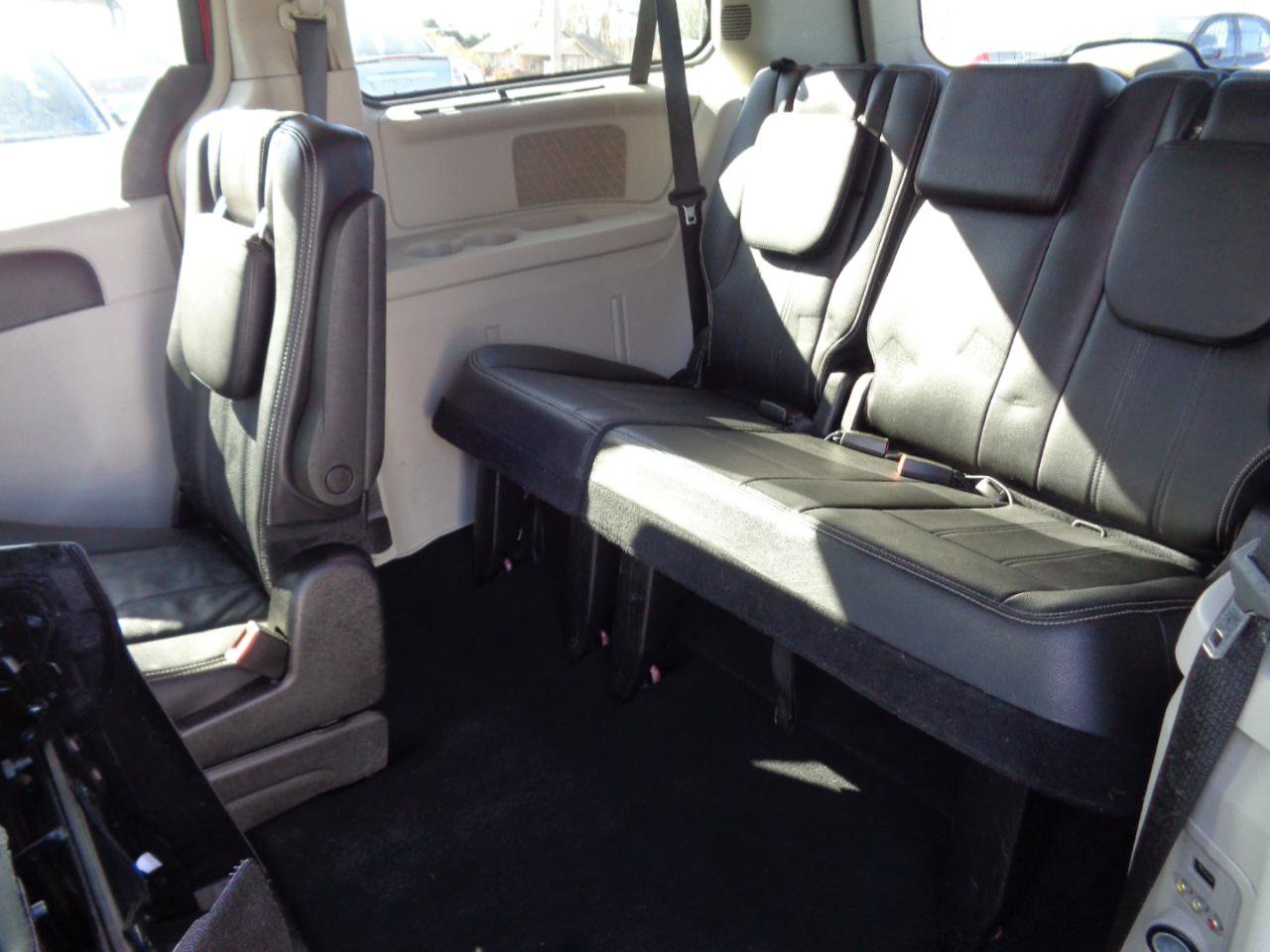 Used 2016 Chrysler Town & Country Touring-L image 14