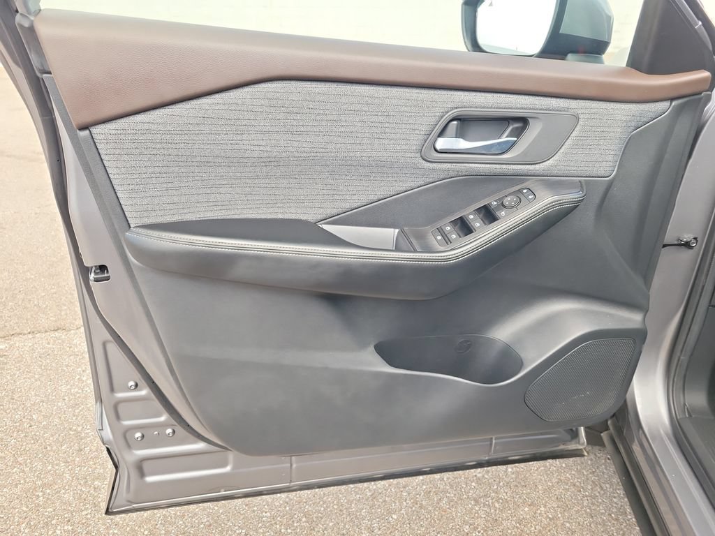 Used 2023 Nissan Rogue SV AWD/4WD image 18