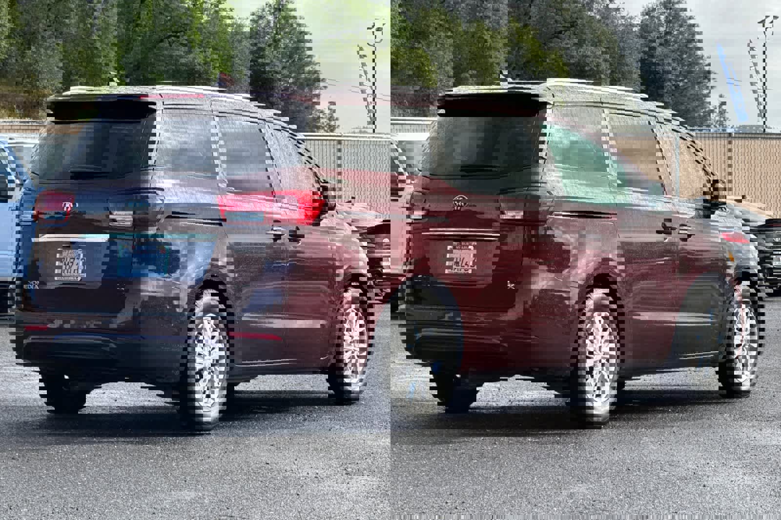 Used 2017 Kia Sedona LX w/ LX Essentials Premium Package image 3