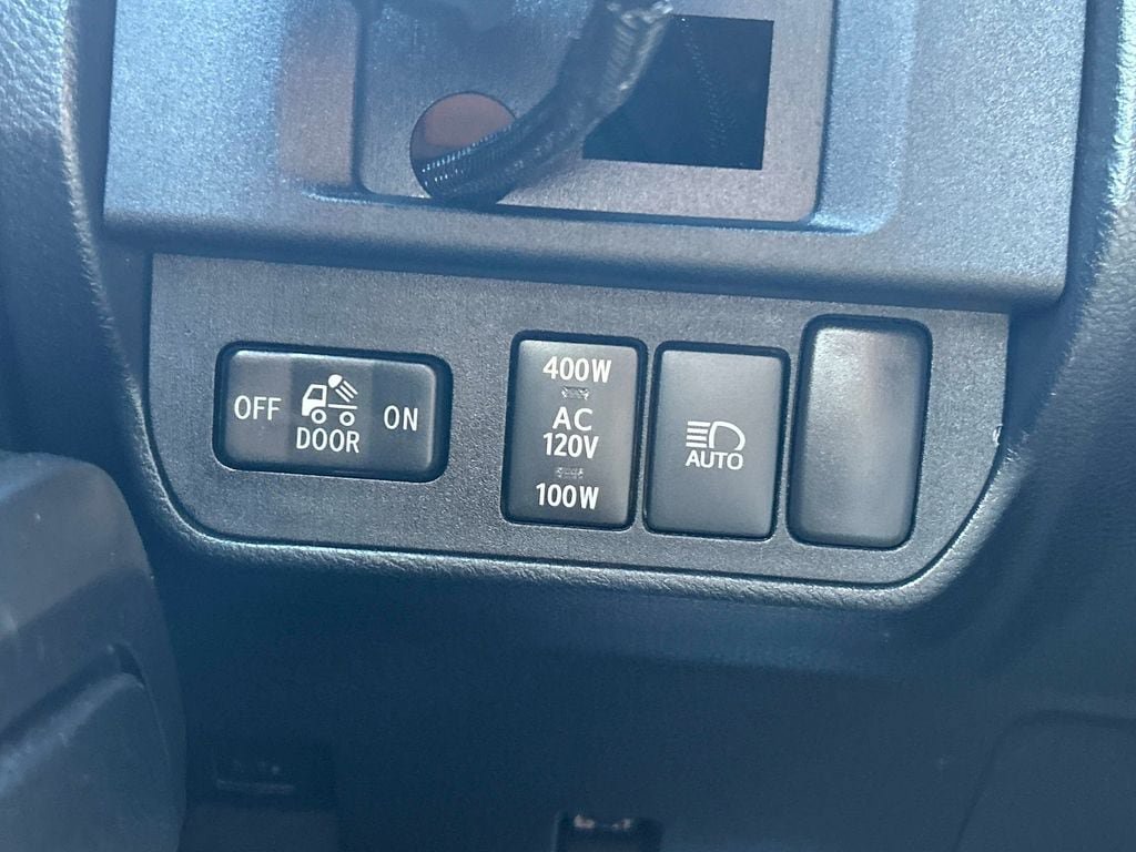 Used 2018 Toyota Tacoma TRD Sport AWD/4WD image 21