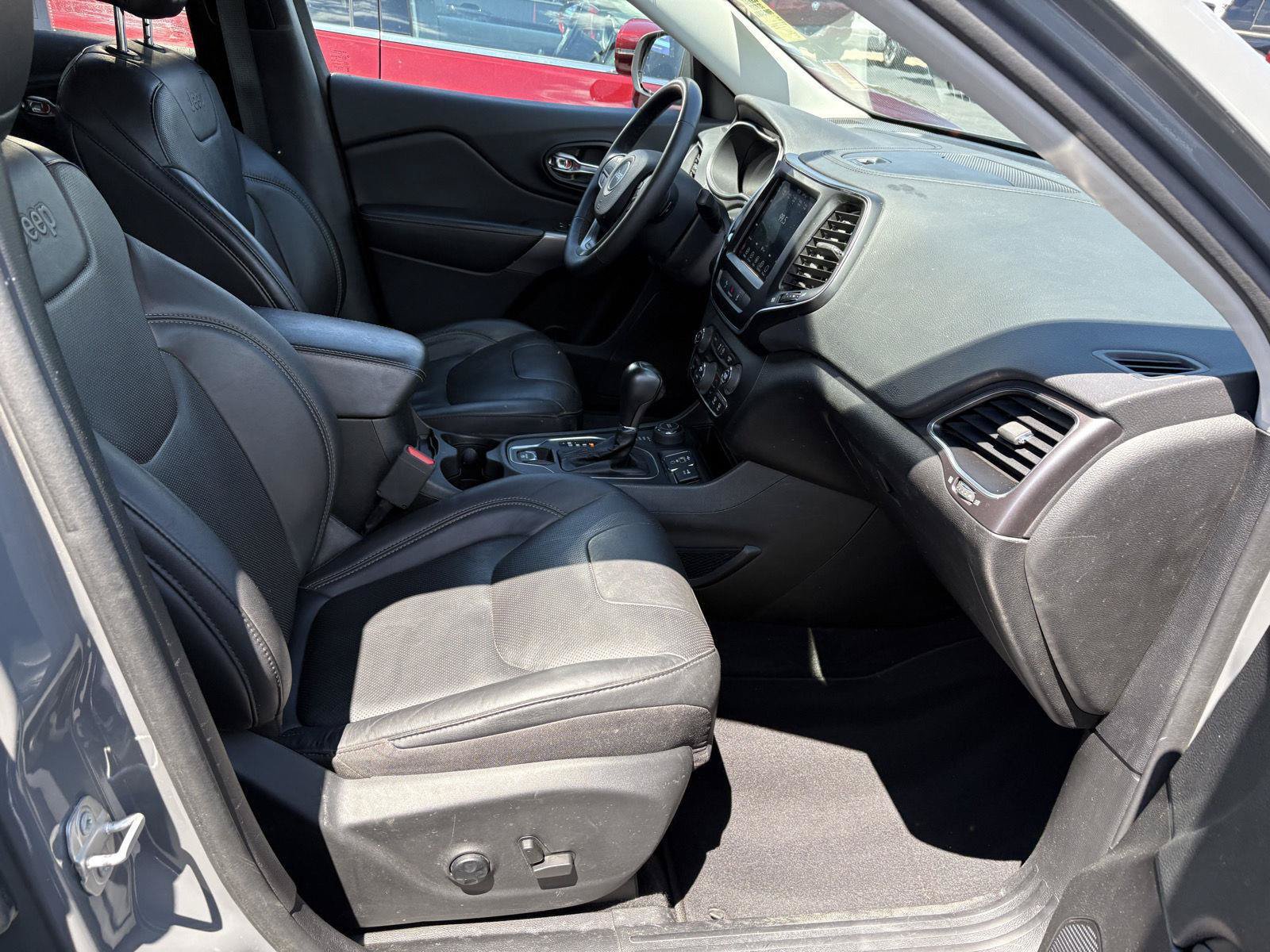 Used 2021 Jeep Cherokee Latitude Lux w/ Comfort/Convenience Group AWD/4WD image 19