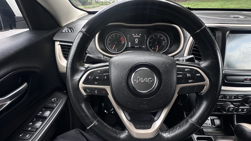 Used 2016 Jeep Cherokee Latitude FWD image 18