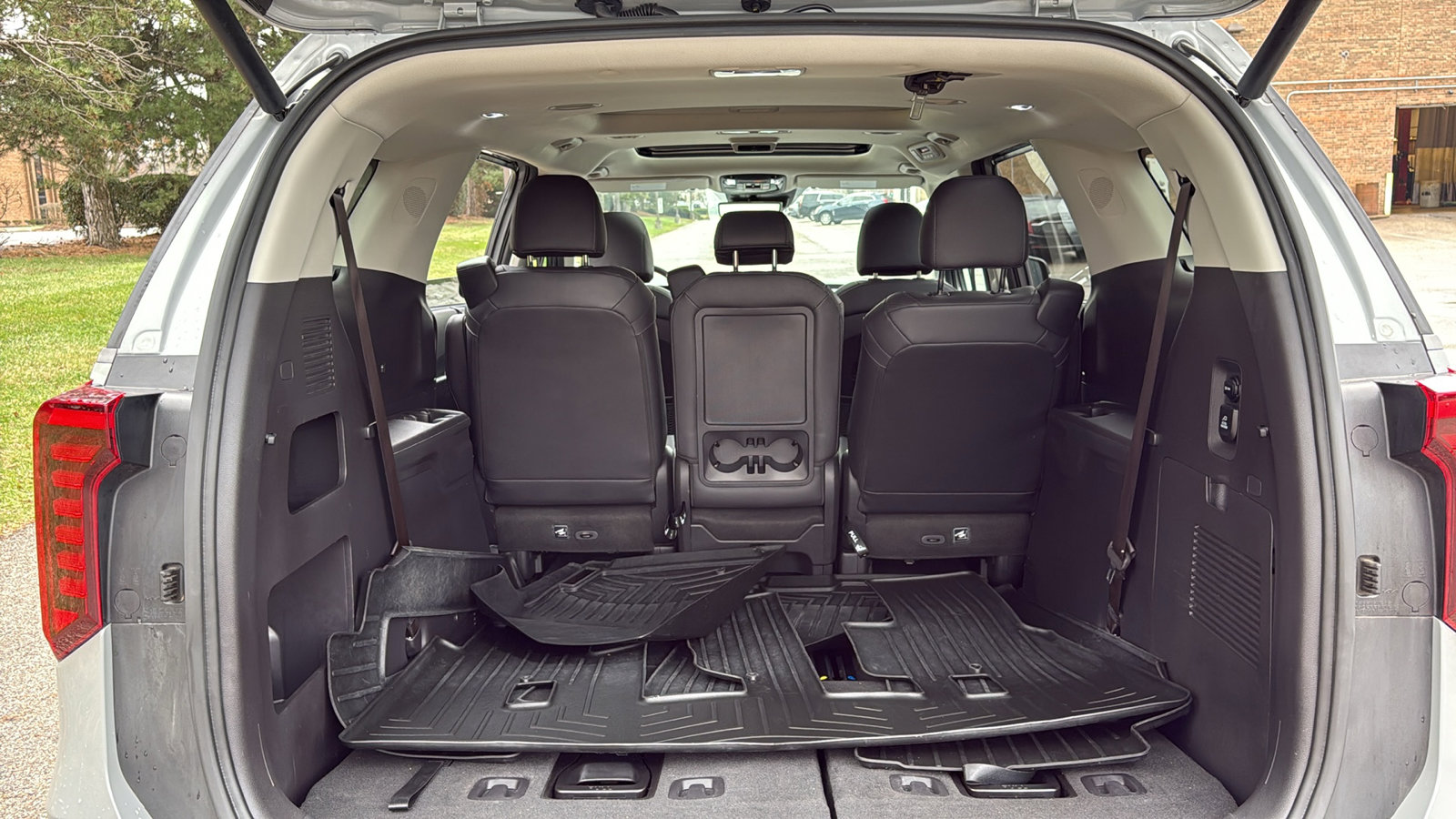 Used 2025 Kia Carnival SX Prestige image 33