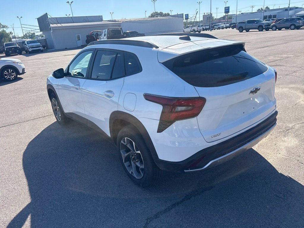 Used 2026 Chevrolet Trax LT FWD image 11