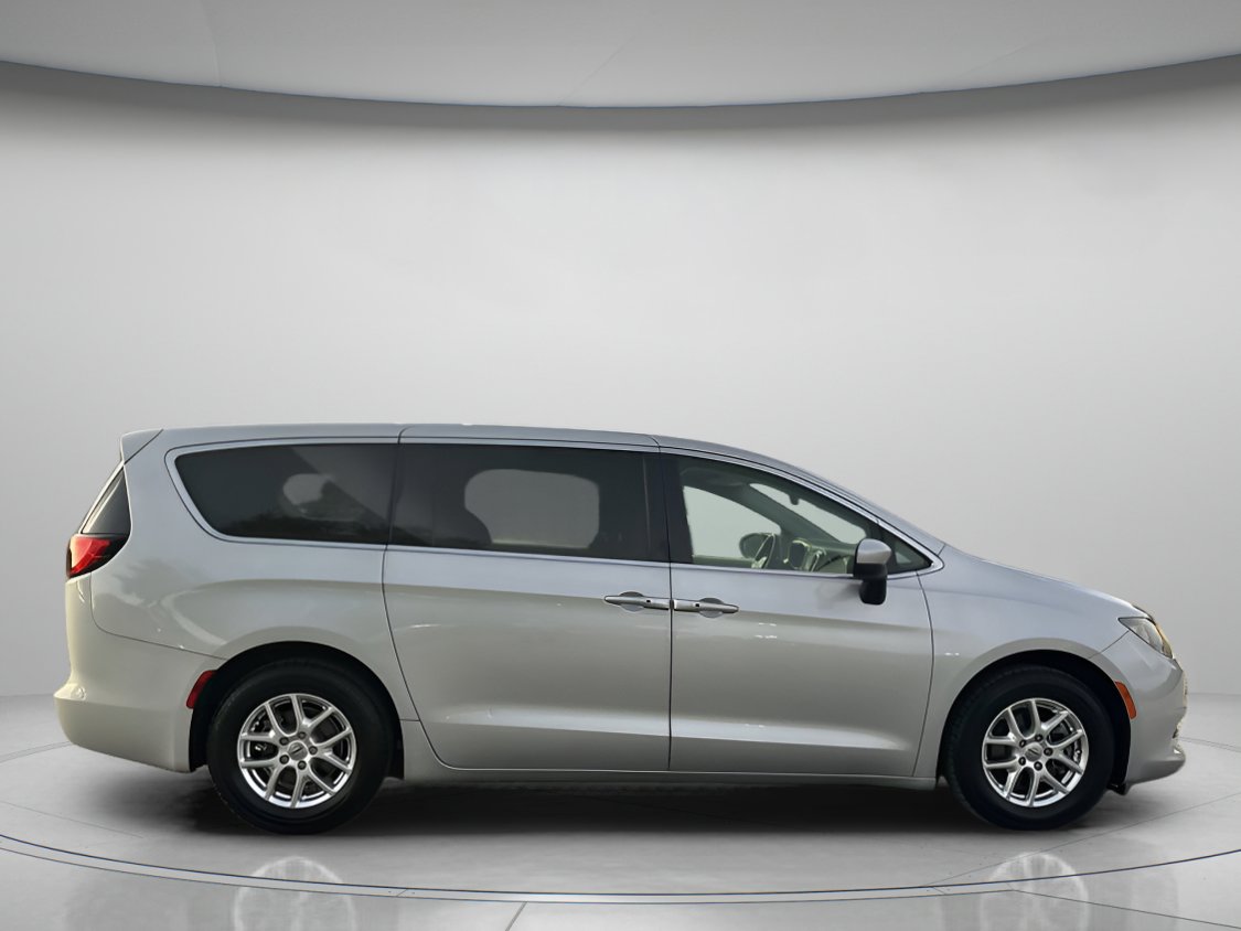Used 2022 Chrysler Voyager LX image 2