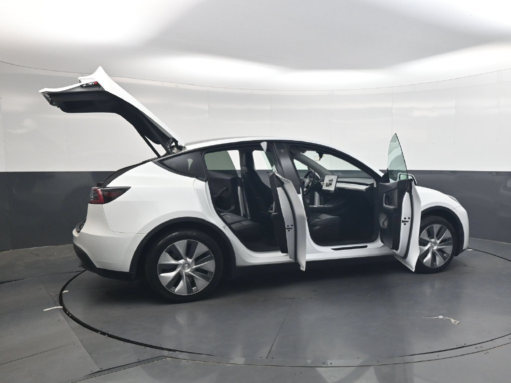 Used 2022 Tesla Model Y Long Range AWD/4WD image 32