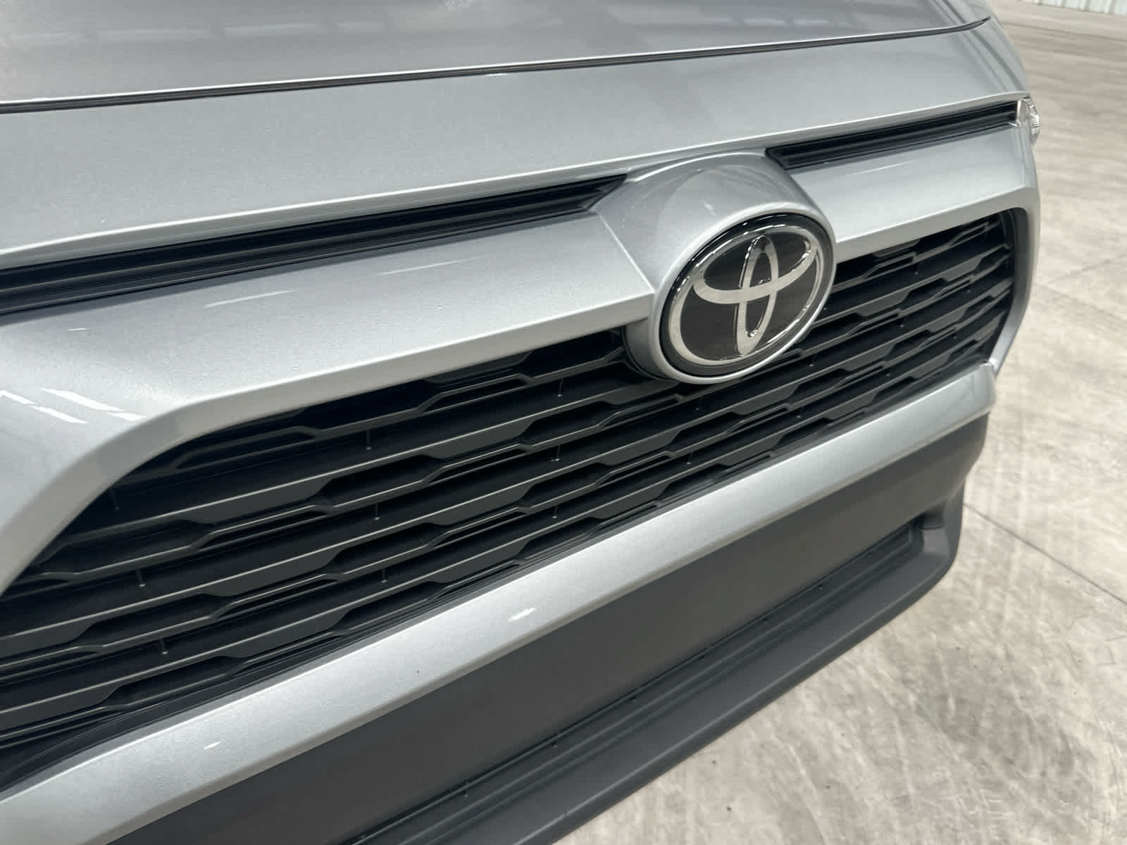 Used 2025 Toyota RAV4 LE AWD/4WD image 8